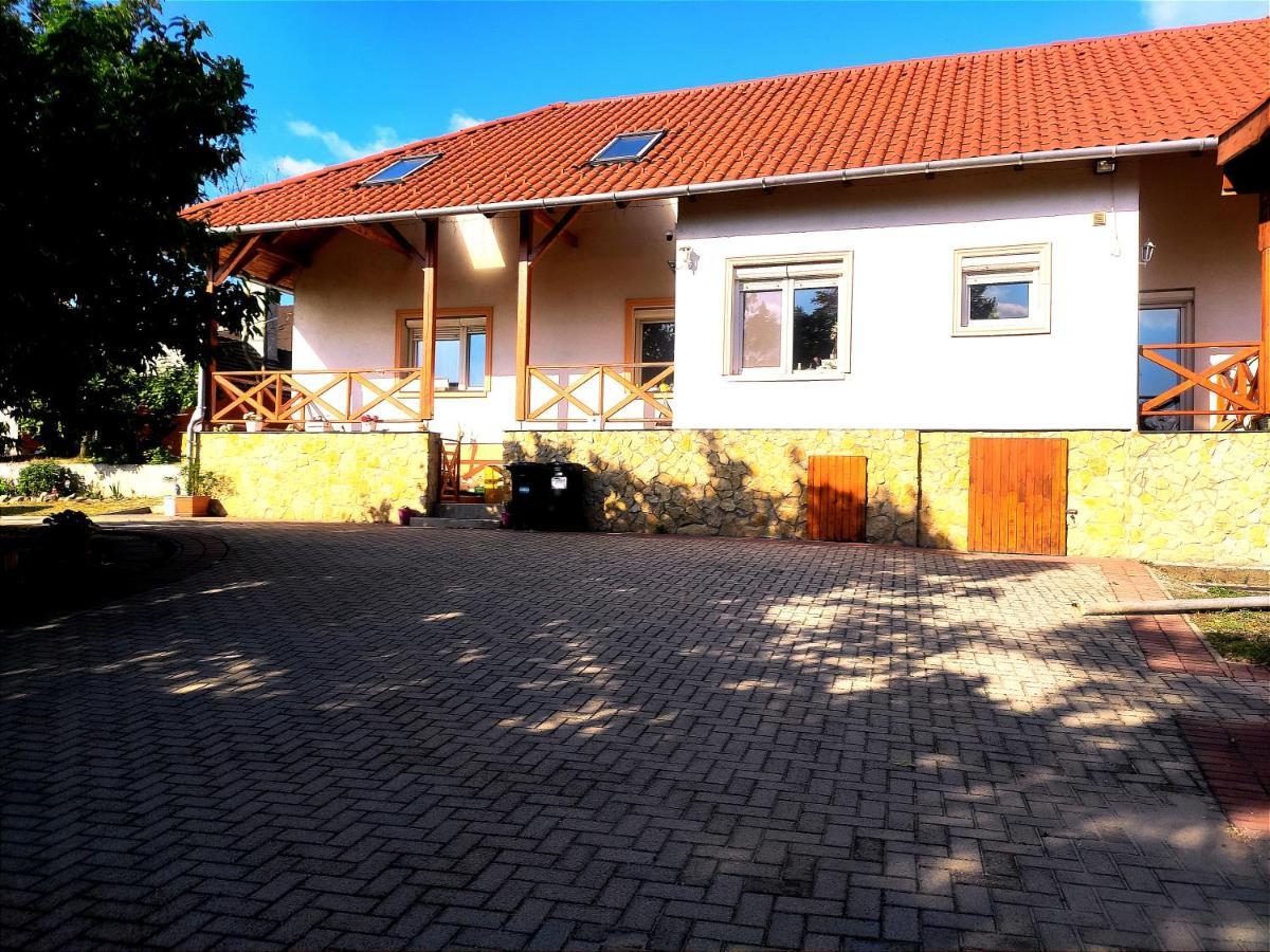 Szandra Vendeghaz Osku Exterior photo